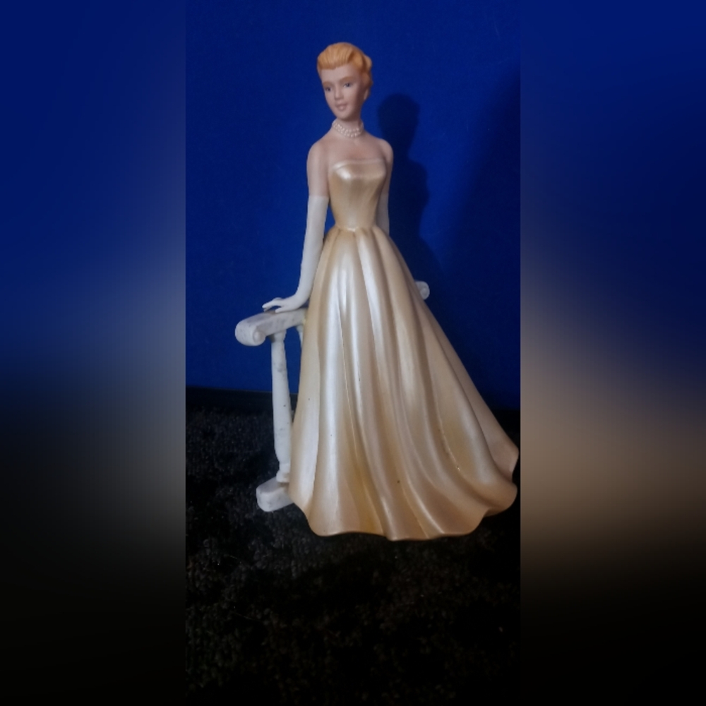 Elegant master piece Cream Figurine name Grace Patricia 2004 - Picture 2 of 5